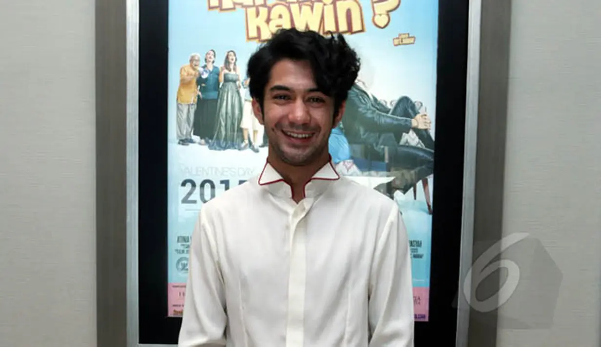 Aktor Reza Rahadian saat ditemui di gala Premiere film "Kapan Kawin?" di XXI Epicentrum Walk, Jakarta, Kamis (5/2/2015). (Liputan6.com/Panji Diksana)