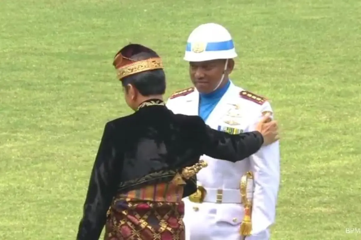 Jokowi tiba-tiba turun dari mimbar kehormatan dan menyalami Komandan Upacara Kolonel Laut (P) Hariyo Poernomo. (dok BPMI)