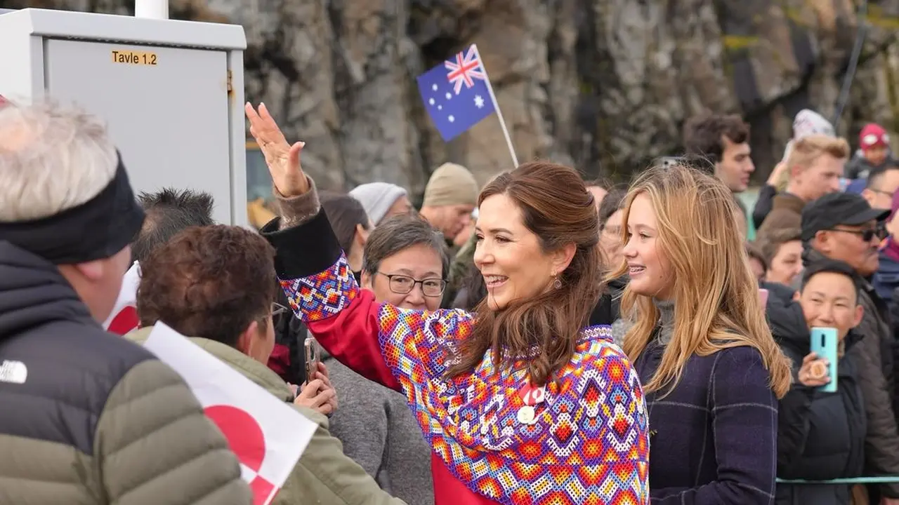 Ratu Denmark Disenggol Skuter hingga Terjatuh Saat Kunjungan Publik ke Greenland