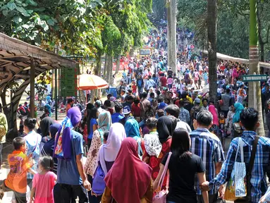 Lebaran memasuki hari kedua, sejumlah masyarakat memadati tempat wisata Kebun Binatang Ragunan, Jakarta Selatan, Sabtu (18/7/2015). Diperkirakan libur Lebaran hari kedua ini, jumlah pengunjung mencapai sekitar 121 ribu orang. (Liputan6.com/Yoppy Renato)