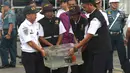 Anggota KNKT membawa black box bagian Cockpit Voice Recorder (CVR) pesawat Lion Air JT 610 di Pelabuhan Tanjung Priok, Jakarta, Senin (14/1). CVR ini ditemukan tim penyelam Kopaska dan Dislambir Koarmada I. (Liputan6.com/Immanuel Antonius)