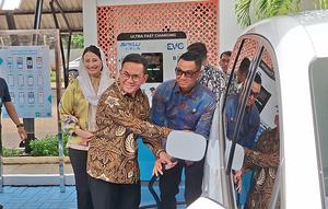 Menteri Perdagangan, Budi Santoso meresmikan sejumlah Stasiun Pengisian Kendaraan Listrik Umum (SPKLU).