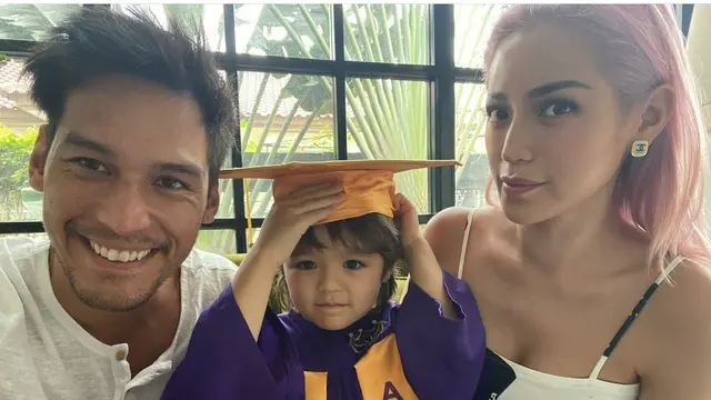 6 Foto Wisuda Putra Jessica Iskandar, Gunakan Atribut Lengkap Meski ‘Di Rumah Aja’