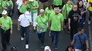 Menteri Luar Negeri Retno Marsudi bersama Kemenaker Trans Hanif Dhakiri saat mengikuti Parade Asean 50 Tahun di Jakarta, Minggu (27/8). Pada acara itu setiap negara membawa atribut ciri khas negara masing-masing. (Liputan6.com/Angga Yuniar)
