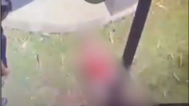Seorang bocah berinisial MWP (6) terkapar di dekat tiang listrik setelah diduga menjadi korban perundungan di Senen. (Dok. tangkapan layar @balewartawanjakpus10)