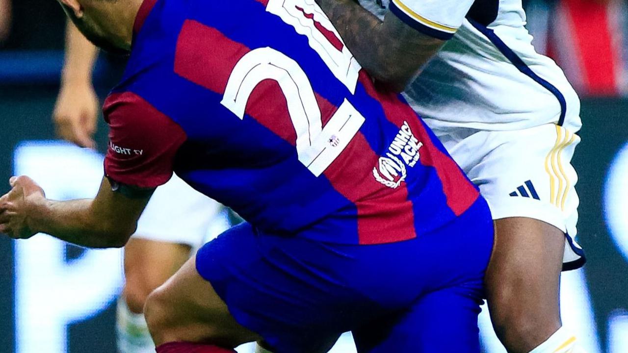 Duel Barcelona vs Real Madrid yang berlangsung sengit itu juga diwarnai puluhan pelanggaran dan keributan akibat tensi laga yang sangat tinggi.
