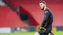 Kiper Manchester United, David de Gea, tampak lesu usai ditaklukkan Sheffield United pada laga Liga Inggris di Stadion Old Trafford,  Kamis (28/1/2021). MU takluk dengan  skor 1-2. (AP/Laurence Griffiths,Pool)