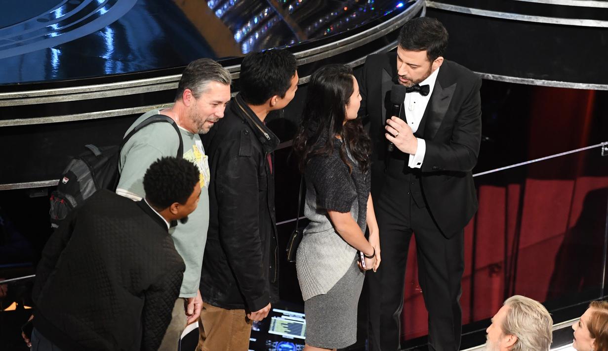 Host Piala Oscar 2017, Jimmy Kimmel mengajak masuk para turis ke perhelatan Academy Awards ke-89, di California, Minggu (26/2). Para turis ini tak pernah menyangka bahwa mereka seketika berada di dalam Dolby Theatre. (Kevin Winter/Getty Images/AFP)