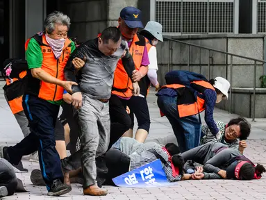 Pegawai kantor distrik mengenakan rompi visibilitas tinggi saat mereka membantu menolong korban selama simulasi latihan anti-teror, di Seoul, Korea Selatan pada tanggal 20 Agustus 2024. (ANTHONY WALLACE/AFP)