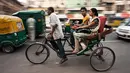 Becak yang berada di India ini didesain menggunakan sepeda dayung dan sebuah  gerobak dibelakangnya, Becak ini dapat menarik penumpang yang banyak, dan juga memiliki sandaran badan di atas gerobak  becak tersebut. (keepo.me)