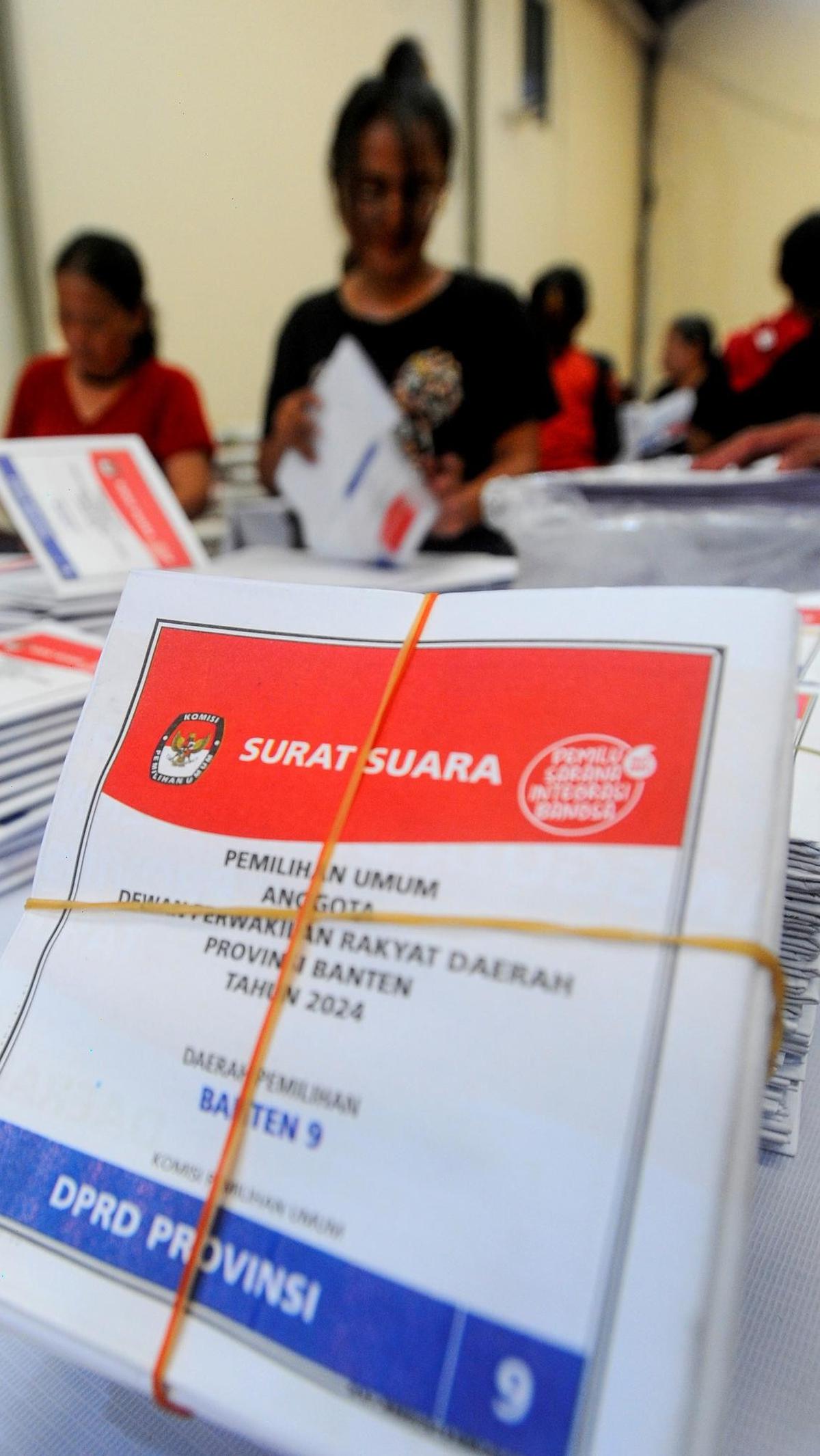 Para pekerja melipat setiap kertas suara dengan rapi dan sesuai dengan standar yang ditetapkan.<br>