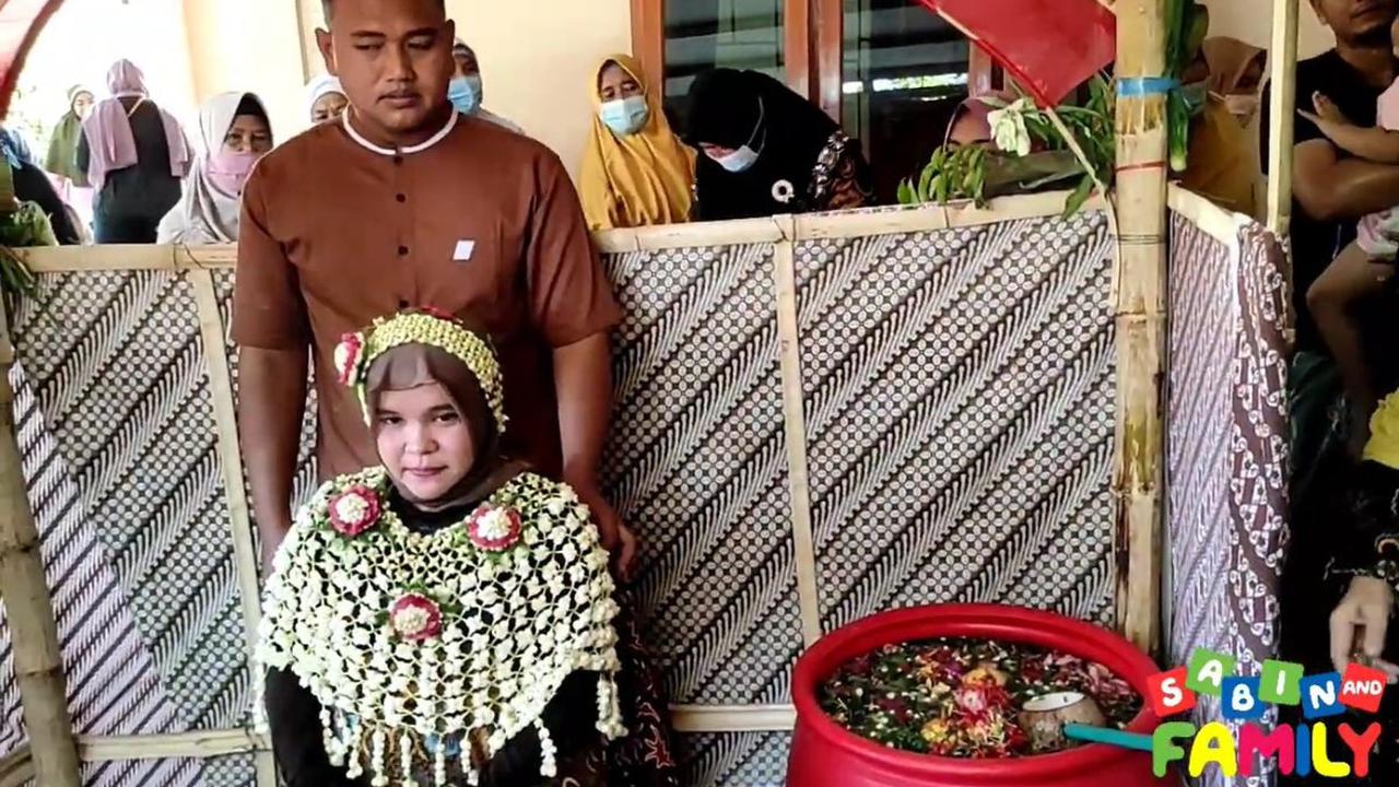 Gunakan Pakaian Bunga atau Kemben