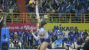 <p>Pemain Bandung BJB Tandamata, Hanna Davyskiba melompat untuk melepaskan spike saat menghadapi Jakarta Popsivo Polwan pada laga seri kedua putaran kedua PLN Mobile Proliga 2024 di GOR Si Jalak Harupat, Kabupaten Bandung, Jumat (7/6/2024). Bandung BJB Tandamata menang 3-2 (28-26, 26-24, 18-25, 12-25 dan 15-13). (Dok. PBVSI)</p>
