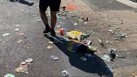 Sampah berserakan di jalanan kota Dortmund usai pertandingan semifinal Euro 2024 antara Belanda kontra Inggris hari Kamis (11/07/2024) dini hari WIB. (Benediktus Gerendo Pradigdo/Bola.com)