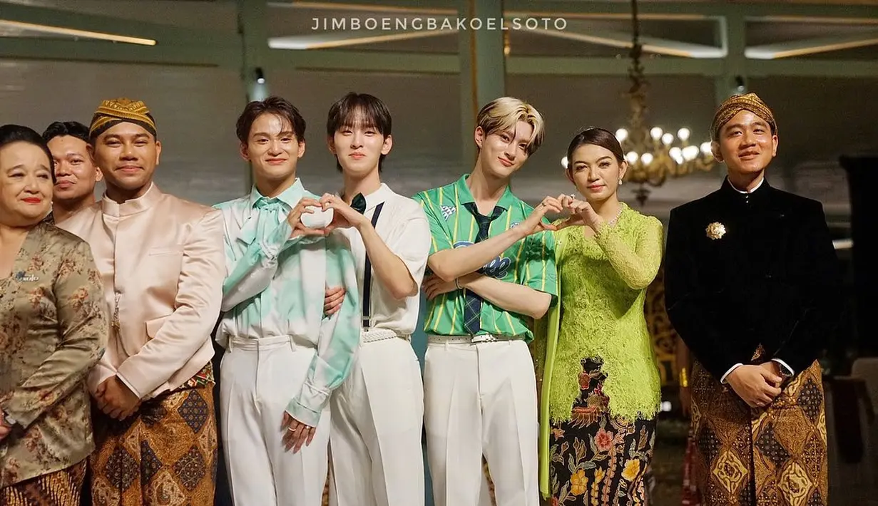 <p>Salah satu momen yang viral dalam acara ini adalah saat ketiga anggota Xodiac berfoto bersama Gibran Rakabuming Raka dan Selvi Ananda. Mereka berpasang-pasangan membentuk love sign. (Foto: Instagram/ jimboengbakoelsoto)</p>
