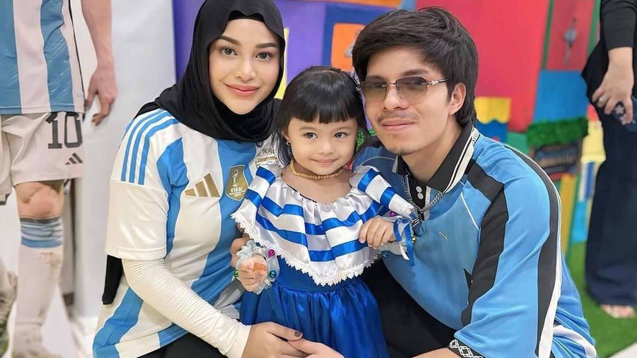 Ya, Aurel dan Atta kompak kenakan jersey Argentina. "Abis ini d block suami karna fans berat Ronaldo. Maaf ya pah ini acaranya dari sekolahan," tulis Aurel.