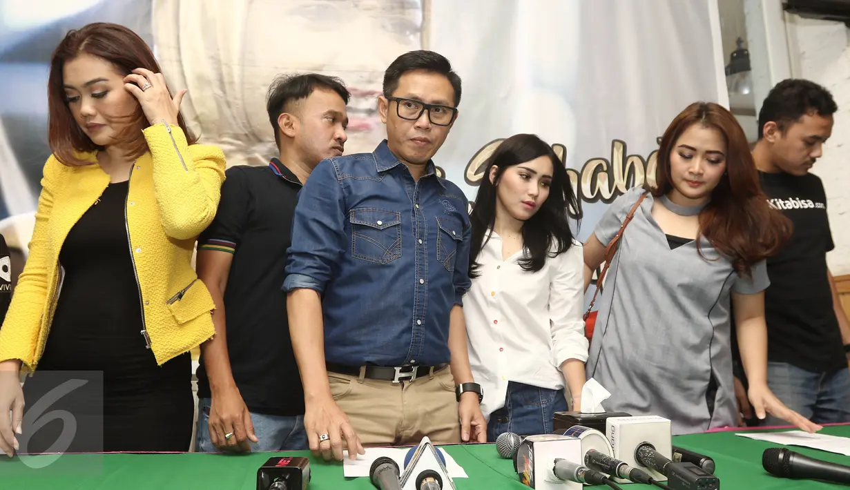 (ki-ka) Adik Julia Perez, Anggie, Ruben Onsu, Eko Patrio, Ayu Ting Ting dan Vega bersiap meninggalkan lokasi usai jumpa pers Sahabat Peduli Jupe di kawasan Tebet, Jakarta, Kamis (13/04). (Liputan6.com/Herman Zhakaria)