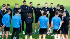Para pemain timnas Kroasia mendengarkan pelatih Zlatko Dalic selama mengikuti sesi pelatihan tim di Moskow, Rusia, (13/7). Kroasia akan bertanding melawan timnas Prancis pada Final Piala Dunia 2018.  (AP Photo / Darko Bandic)