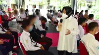 Wali Kota Surabaya Tri Rismaharini (Risma) memberikan pengarahan kepada 58 pelajar Surabaya. (Foto: Dok Pemkot Surabaya)