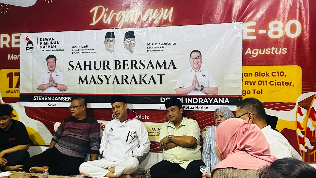Ketua Dewan Pembina PSI Banten, Haji Ian Pribadi, menghadiri sahur bersama warga dan Karang Taruna yang diadakan oleh PSI Tangerang Selatan (Tangsel) di Vila Dago Tol, Serpong, Sabtu 28 Februari 2026 (Istimewa)