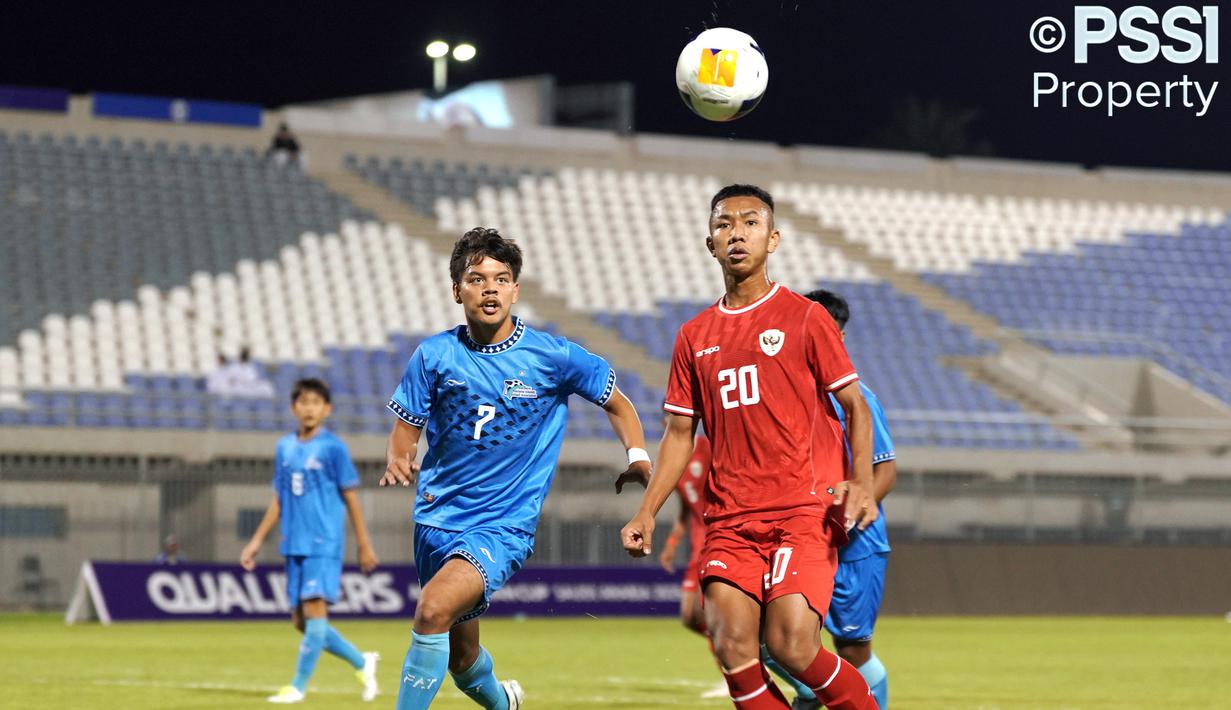 Pemain Timnas Indonesia U-17, Muhammad Aldyansyah Taher (kanan) berusaha mengontrol bola dibayangi pemain Kepulauan Mariana Utara, Aiden Camacho pada laga Grup G Kualifikasi Piala Asia U-17 yang berlangsung di Abdullah Alkhalifa Alsabah Stadium, Mishref, Kuwait, Jumat (25/10/2024) WIB. (Dok. PSSI)