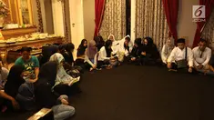 Suasana tahlilan hari pertama mendingan Julia Perez di kediamannya Perumahan Rafles Hills Cibubur, Jakarta, Sabtu (10/6). Sejumlah selebritis dan warga mengikuti tahlilan di hari pertama. (Liputan6.com/Herman Zakharia)