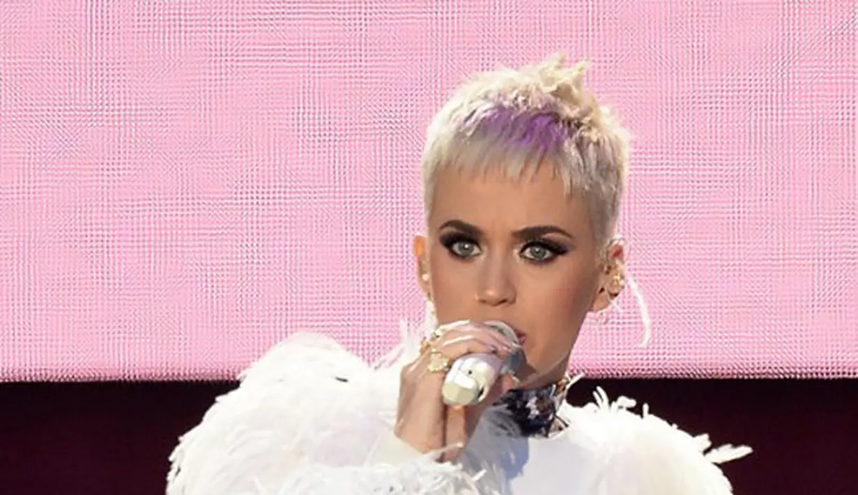 Melansir Rollingstones.com, di awal konser Katy mengajak para penonton untuk menebarkan cinta. Menurutnya, ini bukan hal yang mudah terlebih dalam situasi kondisi seperti pasca ledakan bom itu. (AFP/Bintang.com)
