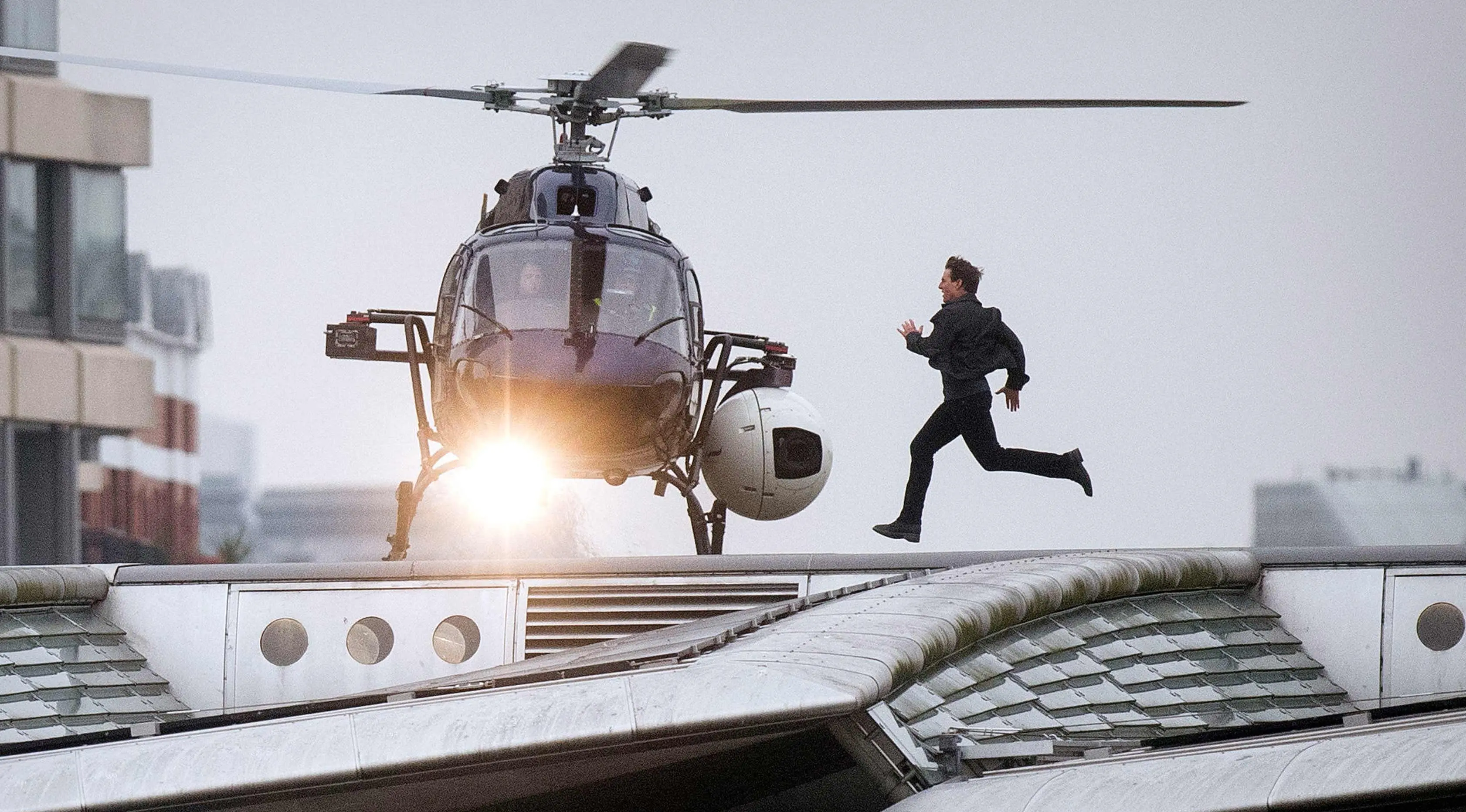 Aktor Tom Cruise berlari mengejar helikopter dalam adegan syuting film 