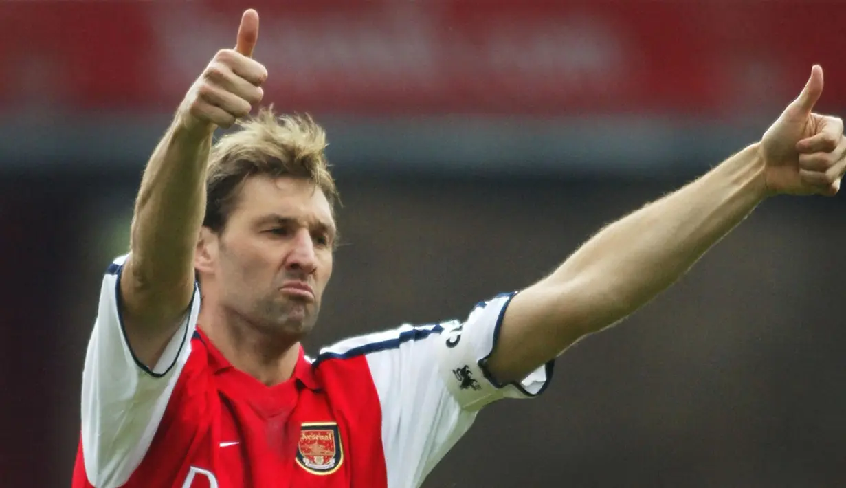 Tony Adams yang sepanjang kariernya hanya membela Arsenal mulai 1983/1984 hingga pensiun pada akhir musim 2001/2002 menjadi satu-satunya pemain Arsenal yang pernah menjabat kapten Timnas Inggris dengan status kapten utama. Dari total 66 caps bersama Three Lions, ia tercatat 15 kali menjadi kapten, termasuk pada putaran final Euro 1996 di mana Timnas Inggris tersingkir di babak semifinal usai kalah adu penalti dari Jerman. (AFP/Adrian Dennis)