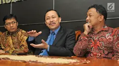 Ketua Komnas HAM Ahmad Taufan (tengah) bersama jajaran komisioner saat jumpa pers di Jakarta, Senin (5/2). Jumpa pers dilakukan usai melakukan pertemuan tertutup dengan Komisaris HAM PBB HE Zeid Ra'ad Al Hussein. (Liputan6.com/Herman Zakharia)