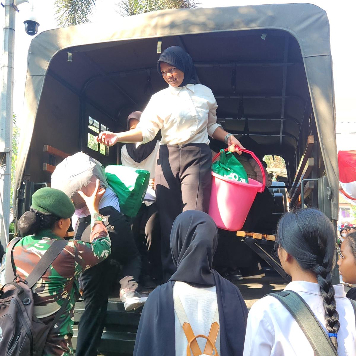 Pemerintah Kota Depok saat memberangkatkan anak mengikuti pendidikan militer ke Markas Divisi 1 Kostrad, Depok. (Liputan6.com/Dicky Agung Prihanto)