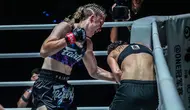 Smilla Sundell mendaratkan pukulan telah ke arah perut Natalia Diachkova dalam laga puncak ONE Fight Night 22 pada Sabtu (4/5/2024)  (dok ONE Championship)