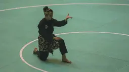 Pesilat Laos, Vilaysack Tounee, beraksi pada Invitation Tournament cabang pencak silat di Padepokan Pencak Silat, Jakarta, Rabu (14/2/2018). Event ini merupakan persiapan Asian Games 2018. (Bola.com/Vitalis Yogi Trisna)