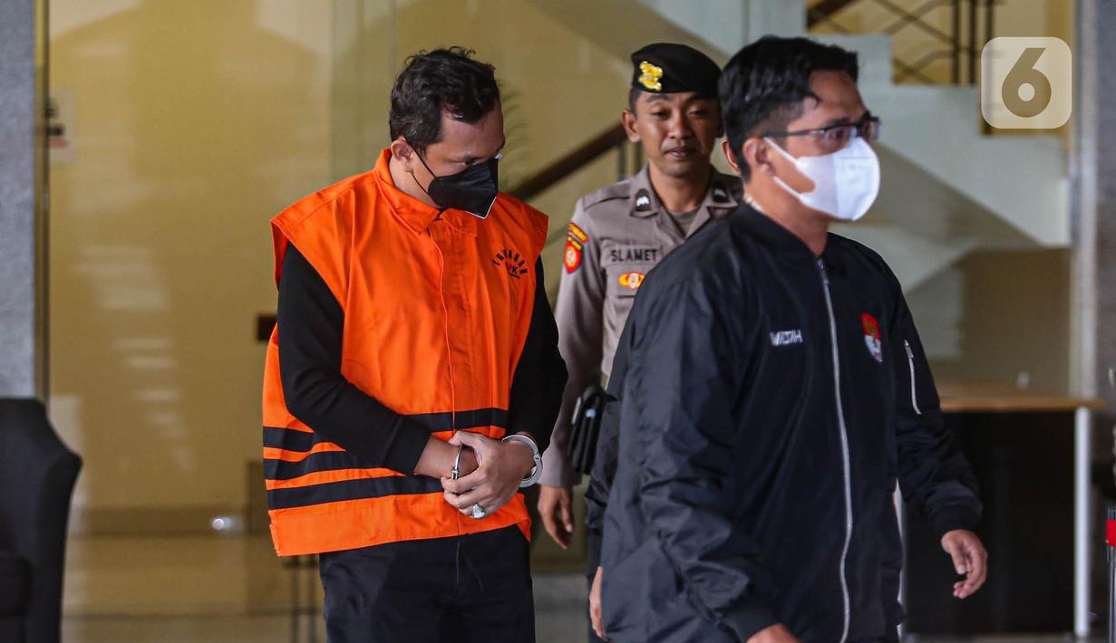 Bupati Sidoarjo Ahmad Muhdlor Ali ditahan KPK sebagai tersangka dalam kasus dugaan korupsi pemotongan insentif Aparatur Sipil Negara (ASN) di lingkungan Badan Pelayanan Pajak Daerah (BPPD) Sidoarjo. (Liputan6.com/Angga Yuniar)