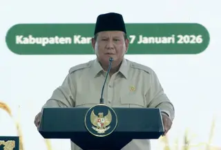Presiden Prabowo Subianto dalam Panen Raya dan Pengumuman Swasembada Pangan, di Karawang, Jawa Barat, Rabu (7/1/2026). (Liputan6.com/Arief)