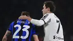 Pemain Juventus Federico Chiesa (kanan) memberi isyarat kepada pemain Inter Milan Nicolo' Barella pada pertandingan sepak bola leg pertama semifinal Coppa Italia di Allianz Stadium, Turin, Italia, Selasa (4/4/2023). (Marco Alpozzi/LaPresse via AP)