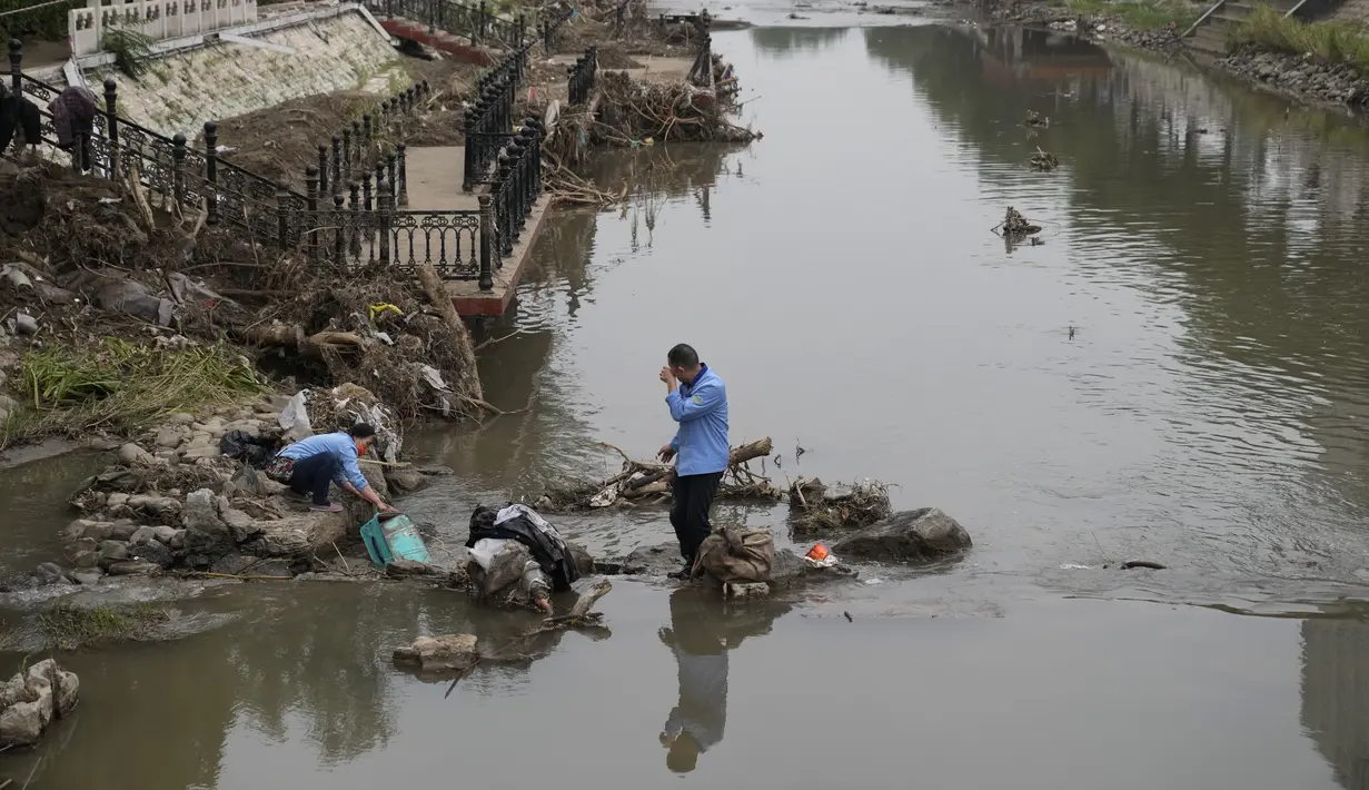 Korban tewas dalam banjir baru-baru ini di ibu kota China naik menjadi 33, termasuk lima penyelamat, dan 18 orang lainnya masih hilang, kata para pejabat Rabu, karena sebagian besar wilayah utara negara itu terancam oleh hujan lebat yang tidak biasa.