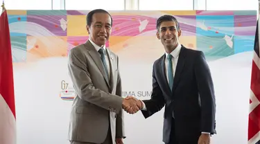 Presiden Indonesia Joko Widodo atau Jokowi (kiri) berjabat tangan dengan Perdana Menteri Inggris Rishi Sunak saat pertemuan bilateral mereka selama KTT G7 di Hiroshima, Jepang, Sabtu (20/5/2023). (Stefan Rousseau/Pool Photo via AP)