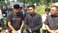 Angger Dimas usai pemakaman ibunya di TPU Jeruk Purut, Jakarta Selatan, Kamis (18/4/2024). (M. Altaf Jauhar)