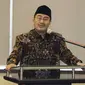 Tokoh Nasional Jimly Assidiqqi, menjadi pembicara dalam seminar Perhimpunan Indonesia Tionghoa (INTI), Prospek Indonesia 2018 di Jakarta, Sabtu (16/12). Seminar membahas berbagai persoalan bangsa antara lain isu sentimen SARA. (Liputan6.com/Iwan)