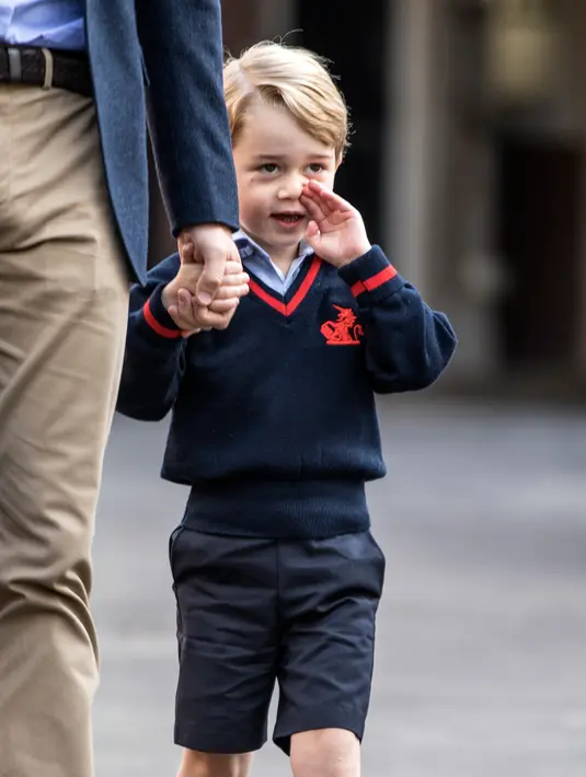 Ekspresi Pangeran George di hari pertamanya sekolah di Thomas's school di Battersea, London, Inggris (7/9). Pangeran George didampingi ayahnya Pangeran William berangkat ke sekolah pada hari pertama. (Richard Pohle/Pool Photo via AP)