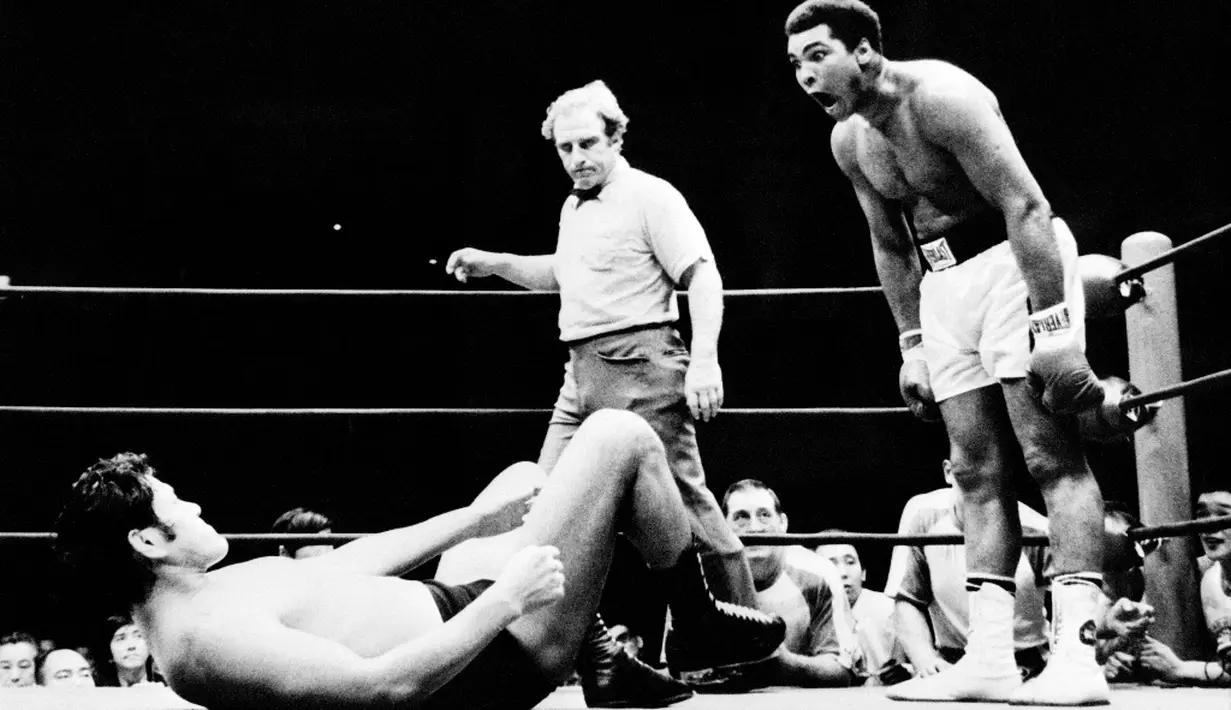Muhammad Ali menjatuhkan lawannya dalam sebuah laga eksebisi di Tokyo, Jepang, 1 Juli 1976. (AFP)