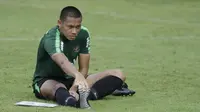 Pemain Timnas Indonesia U-23, Andy Setyo, melakukan pendinginan saat latihan di Stadion Madya, Jakarta, Kamis (14/3). Latihan ini merupakan persiapan jelang Kualifikasi Piala AFC U-23. (Bola.com/Vitalis Yogi Trisna)