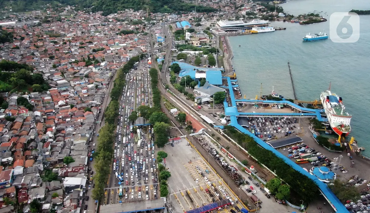 <p>Pantauan udara kendaraan pemudik memadati Pelabuhan Merak, Banten, Jumat (29/4/2022). Para pemudik dari Pulau Jawa yang hendak menyeberang melalui pelabuhan tersebut harus rela terjebak kemacetan berjam-jam hingga bisa sampai masuk ke kapal. (Liputan6.com/Angga Yuniar)</p>
