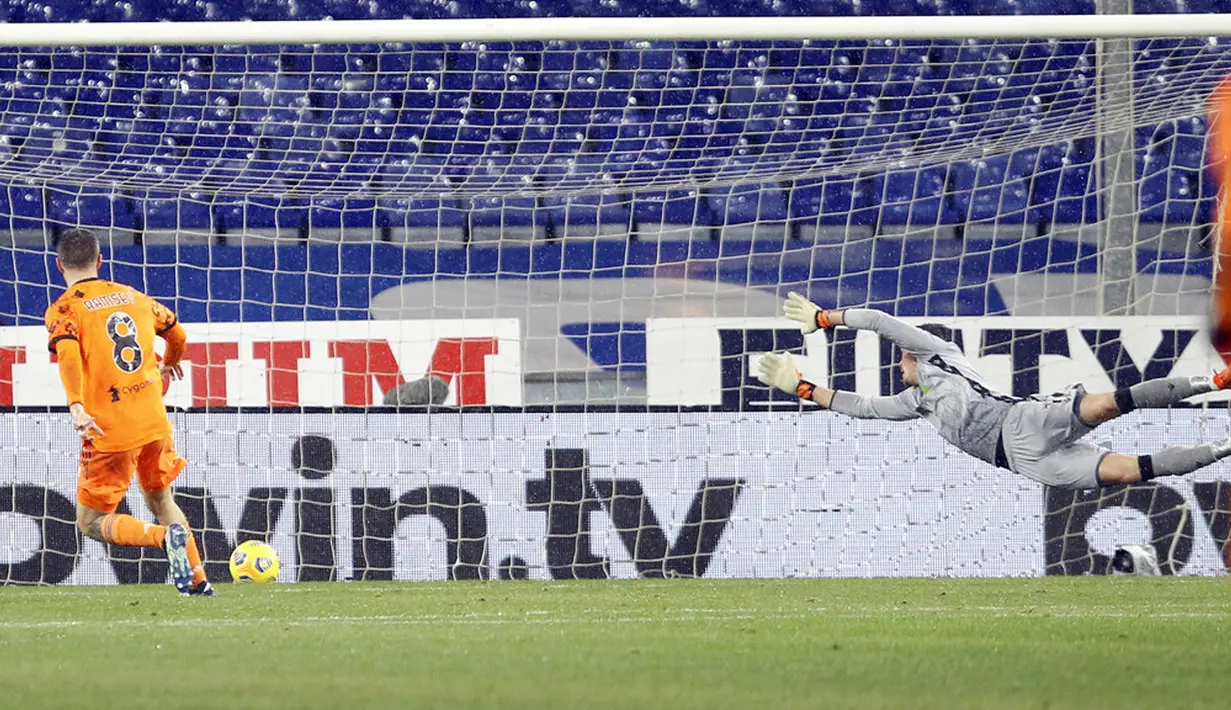 Pemain Juventus Aaron Ramsey mencetak gol ke gawang Sampdoria pada pertandingan Serie A Liga Italia di Stadion Luigi Ferraris, Genoa, Italia, Sabtu (30/1/2021). Juventus sukses mengalahkan tuan rumah Sampdoria 2-0. (Tano Pecoraro/LaPresse via AP)