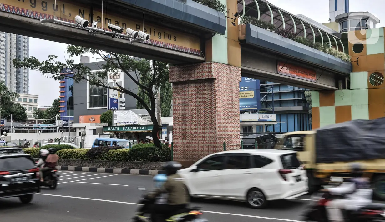 Kendaraan melintasi kamera tilang elektronik atau Electronic Traffic Law Enforcement (ETLE) di Jalan Margonda Raya, Depok, Jawa Barat, Minggu (11/10/2020). Sistem tilang elektronik tersebut diharapkan dapat meningkatkan kedisiplinan dan menekan pelanggaran lalu lintas. (merdeka.com/Iqbal S. Nugroho)