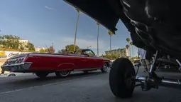 Sebuah kendaraan Lowrider convertible melaju di Sunset Boulevard, di lingkungan Echo Park, Los Angeles, pada 18 Juli 2021. Lowrider merupakan gaya dari kendaraan modifikasi yang bermula dari Los Angeles pada pertengahan hingga akhir 1940-an. (AP Photo/Damian Dovarganes)
