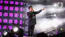 Penampilan penyanyi Afgan Syahreza pada hari kedua konser New Live Experience 2020 di Parkir Barat JIExpo Kemayoran, Jakarta, Minggu (30/8/2020). Dalam penampilannya, Afgan membawakan beberapa lagu hits dari album terbaiknya. (Liputan6.com/Faizal Fanani)