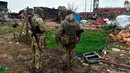 Tentara Ukraina melihat bangunan yang rusak di Pulau Ular, Laut Hitam, Ukraina, 18 Desember 2022. Pasukan Rusia menduduki pulau itu pada awal-awal invasinya ke Ukraina, namun akhirnya mundur beberapa bulan kemudian. (AP Photo/Michael Shtekel)
