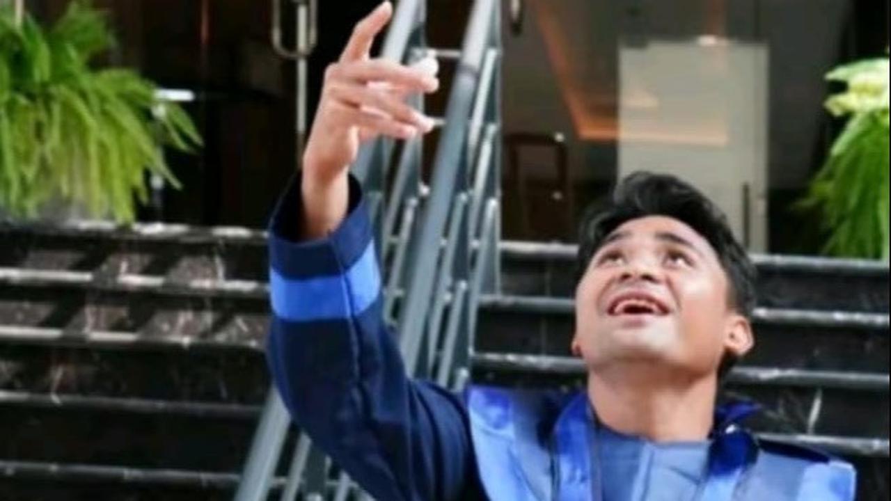 Raih Gelar Sarjana Ekonomi, Ini Momen Asnawi Mangkualam Wisuda lewat Zoom